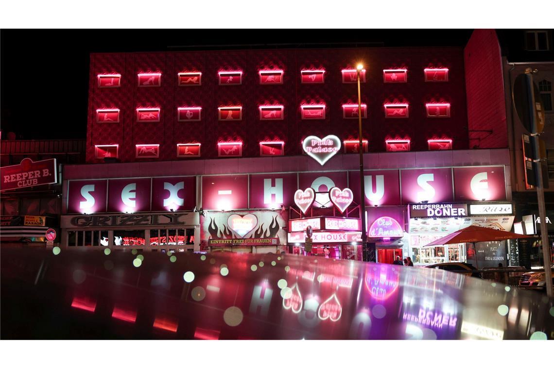 Die Reeperbahn bei Nacht zu erkunden, gehört für viele zu einem Hamburg-Besuch dazu.