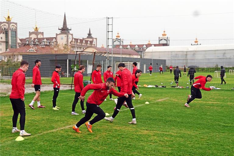 Die regelmäßigen Einheiten auf Naturgrün sind für die SG-Fußballer das große Plus des Trainingslagers in der Türkei. Foto: Julian Schieber