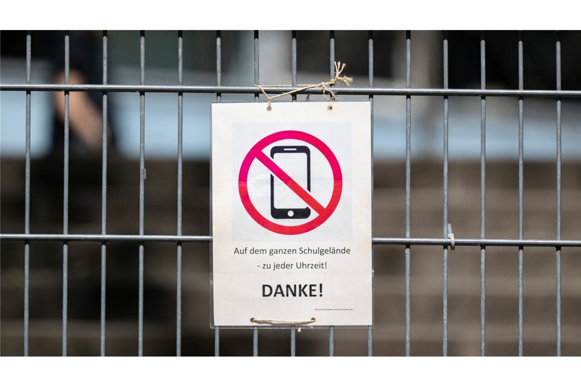 Die Regeln sind unterschiedlich: Manche Schulen haben Handys komplett verbannt, andere sind weniger streng. Ob es flächendeckende Regeln gibt, entscheiden die Bundesländer selbst. (Symbolbild)