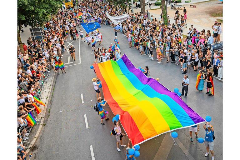 Die Regenbogenfahne zieht am 26. Juli erneut durch die Stuttgarter Innenstadt.