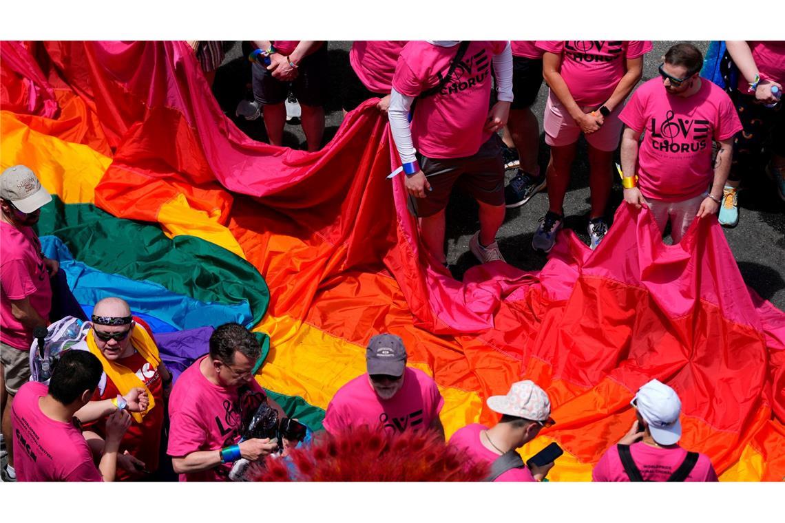 Die Regenbogenflagge ist ein Symbol der Vielfalt der LGBTQI+-Gemeinschaft.