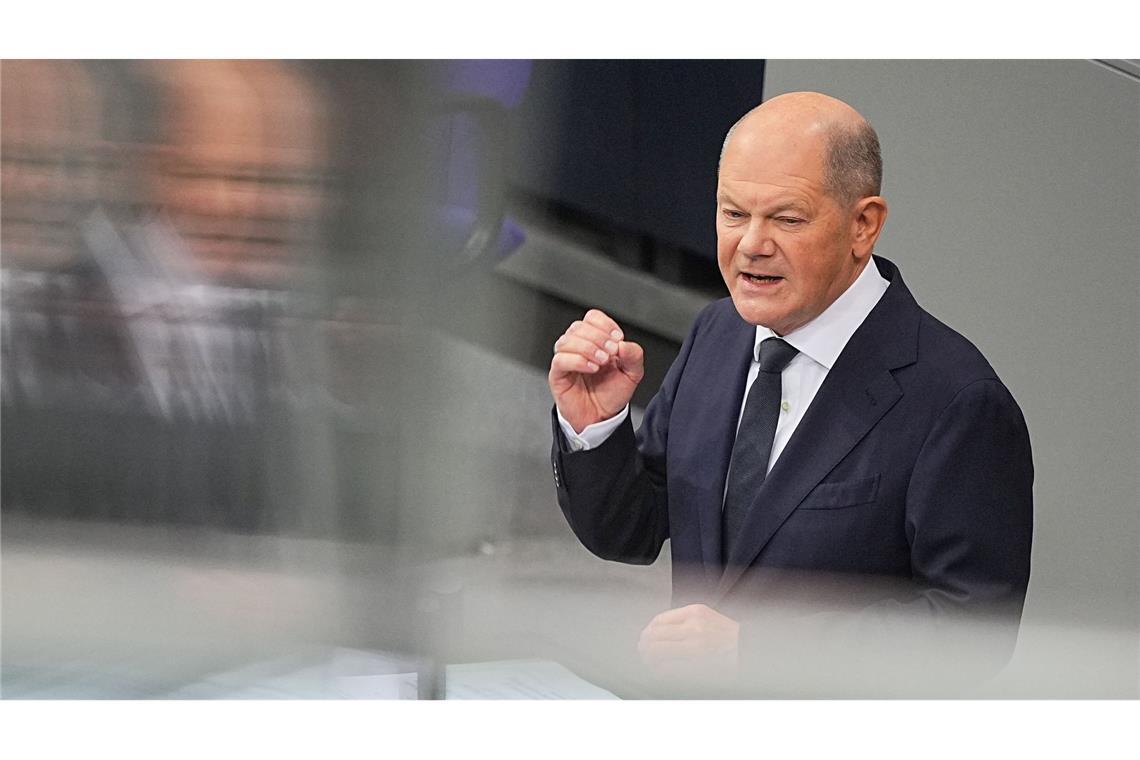 Erstes Wahlkampfduell: Merz attackiert - Scholz verteidigt Die Regierungserklärung von Kanzler-Scholz ist der Schlusspunkt unter die kurze Ampel-Ära und der Auftakt für den Wahlkampf.