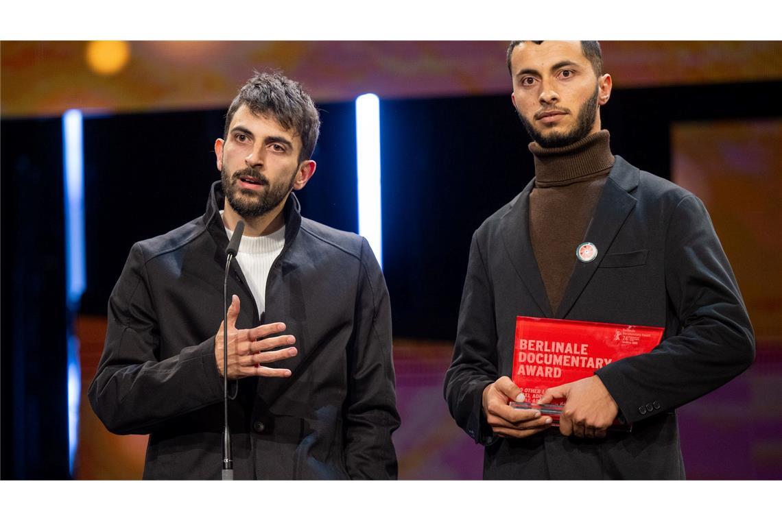 Aktivismus bis Zauberberg: Das Kulturjahr 2024 Die Regisseure Yuval Abraham (l) und Basel Adra waren unter denjenigen, die bei der Preisverleihung der Berlinale mit Aussagen eine große Debatte auslösten.