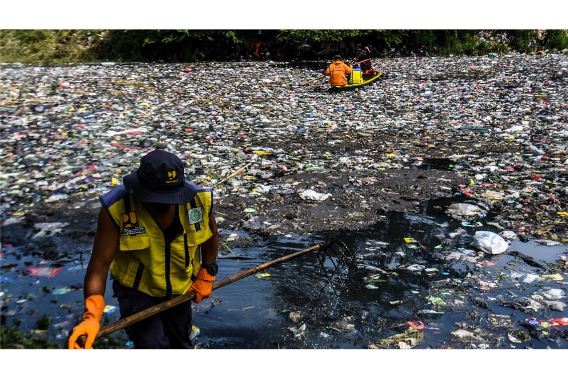 Ein Meer aus Müll: Unterwegs am "dreckigsten Fluss der Welt" Die Reinigungsaktionen der Behörden sind sehr aufwendig - aber meist kehrt der Müll schon bald wieder zurück.