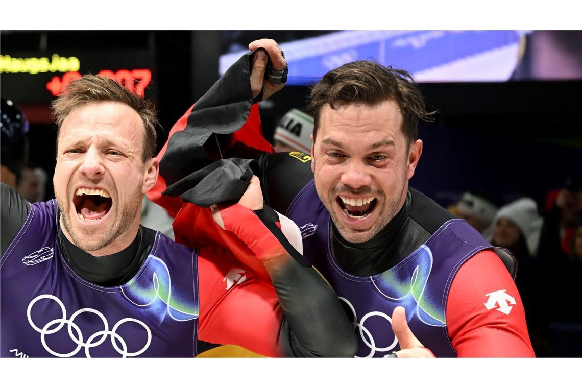 Die Rekord-Olympioniken Tobias Arlt (links) und Tobias Wendl tragen die deutsche Fahne bei der Schlussfeier. (Archivfoto)