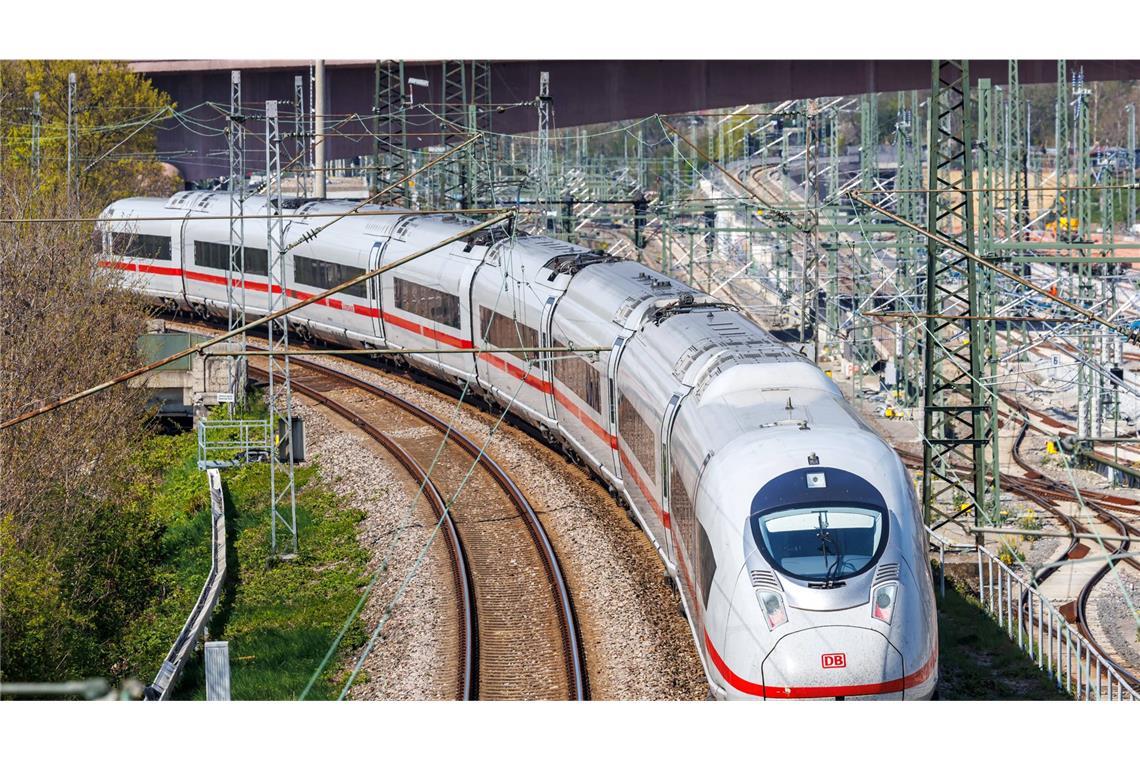 Die Reparaturarbeiten auf der Zugstrecke dauern voraussichtlich den ganzen Freitag über an. (Symbolbild)