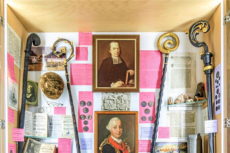 Die restaurierten Krummstäbe der vier in Murrhardt tätigen Äbte (von links) Peter Scharffenstein, Georg Rümmelin, Georg Reinhold Fronmüller und Johannes Kreiling sind im Carl-Schweizer-Museum in Murrhardt in einer Vitrine zu besichtigen. Foto: Stefan Bossow