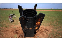 Die Reste einer iranischen Rakete ragen aus dem Boden nahe der syrischen Stadt, nur wenige Kilometer von der türkischen Grenzen entfernt.