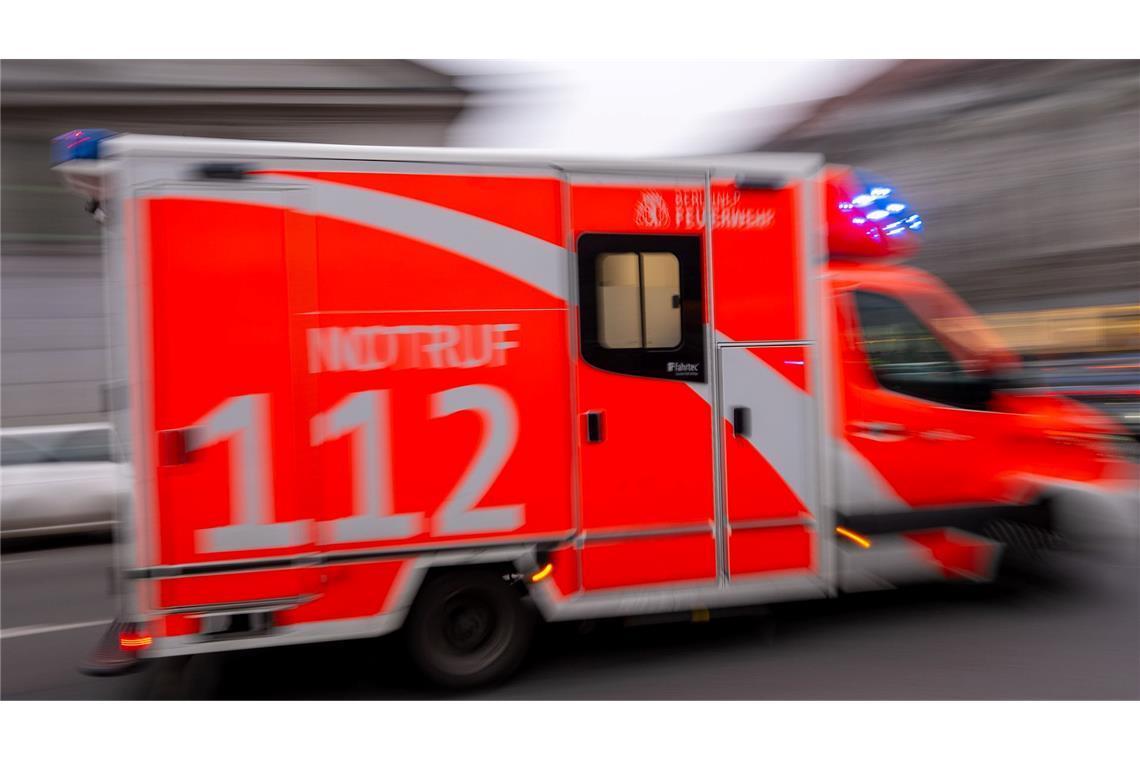 Die Retter sind im Einsatz. Die Bundesstraße ist gesperrt. (Symbolbild)