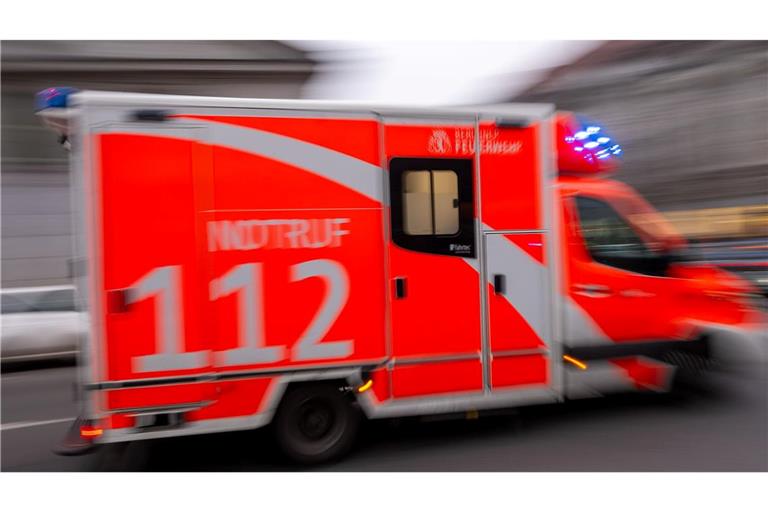 Die Retter sind im Einsatz. Die Bundesstraße ist gesperrt. (Symbolbild)