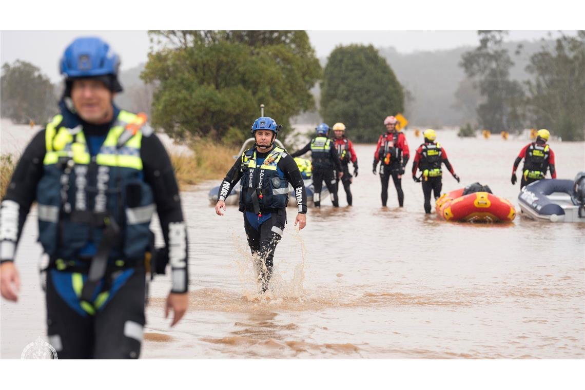Schon fünf Tote bei massiven Überschwemmungen in Australien Die Retter sind vor allem mit Schlauchbooten im Einsatz.