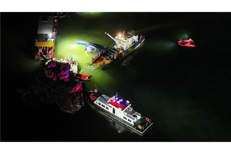 Die Retter waren bis in die Nacht hinein im Einsatz.