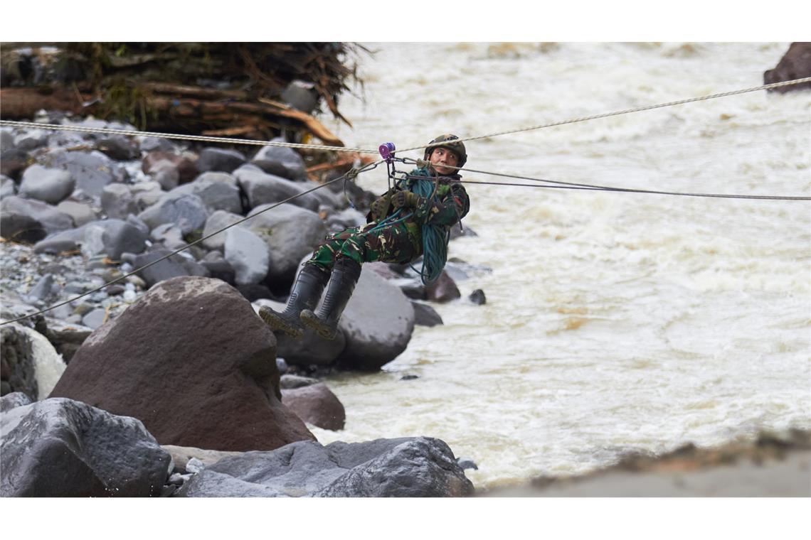 Die Rettungsarbeiten kommen nur schleppend voran.
