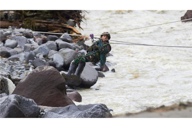 Die Rettungsarbeiten kommen nur schleppend voran.