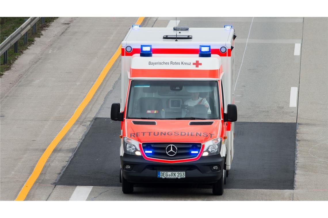 Handbremse nicht gezogen: Auto überrollt Mann Die Rettungskräfte brachten den Mann in ein Krankenhaus. (Symbolbild)