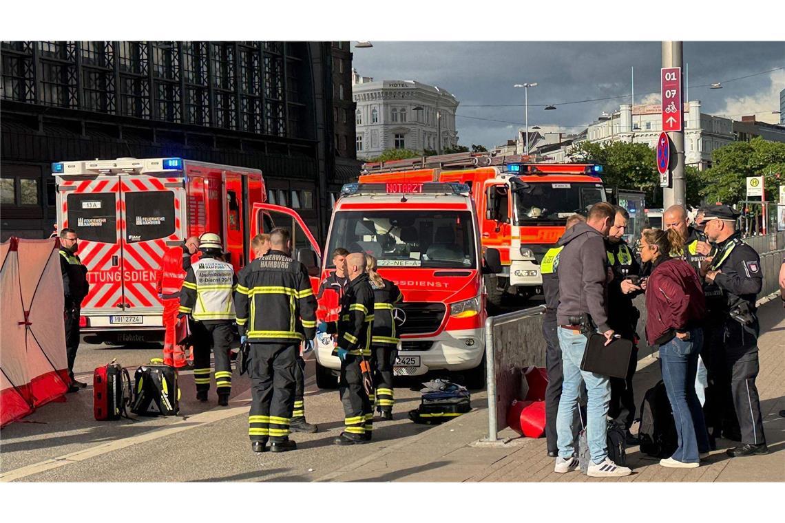 Polizei: Verletzte in stabilem Zustand Die Rettungskräfte kümmerten sich teilweise noch vor Ort um die Verletzten.