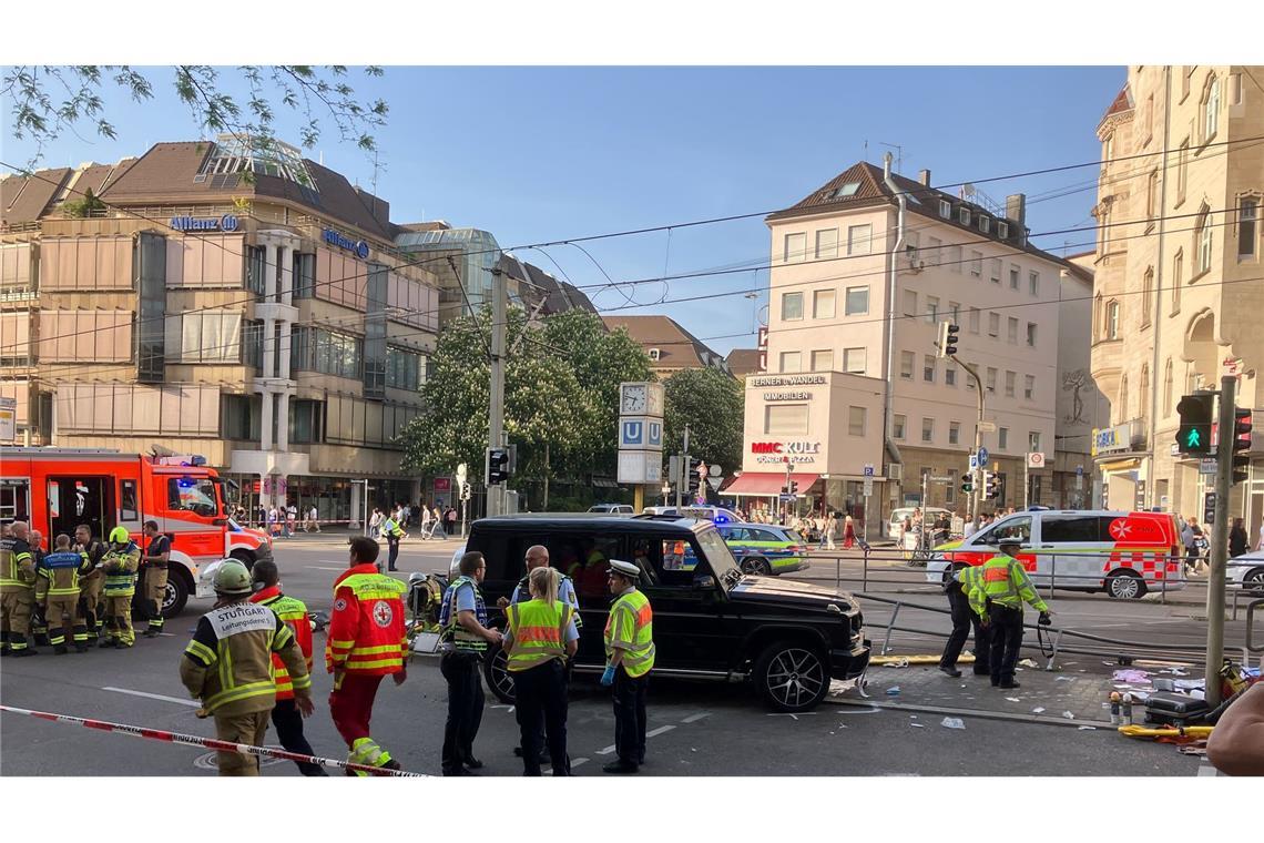 Auto fährt in Menschenmenge - Drei Schwerverletzte Die Rettungskräfte sind in einem größeren Einsatz.