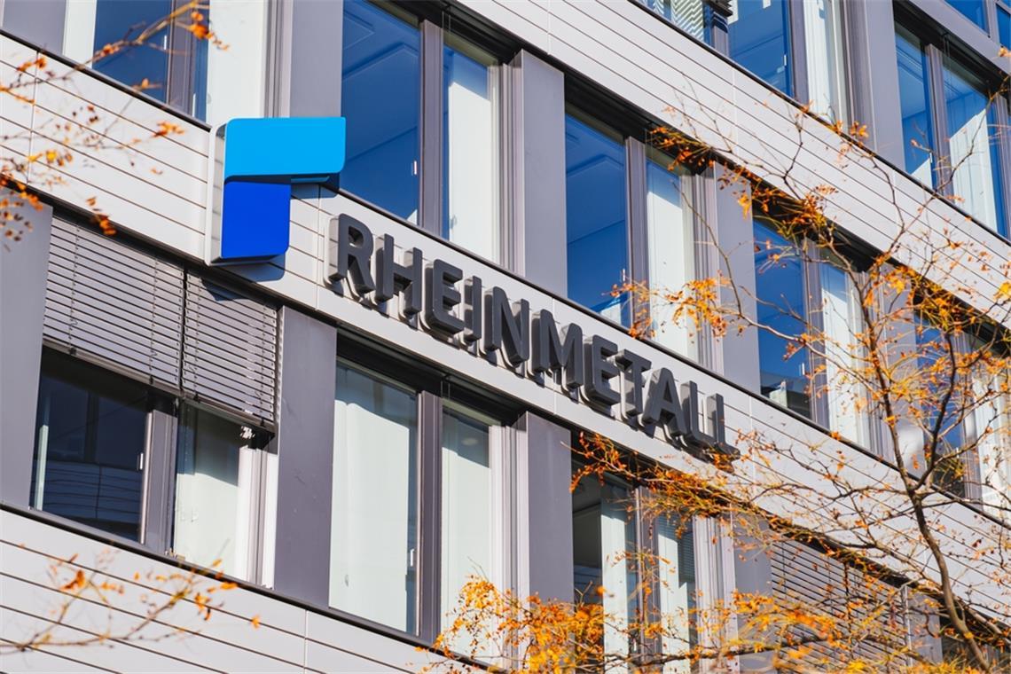 Die Rheinmetall-Aktie fällt deutlich. Erfahren Sie, welche Faktoren den Kursrückgang ausgelöst haben und wie die langfristigen Aussichten bewertet werden.