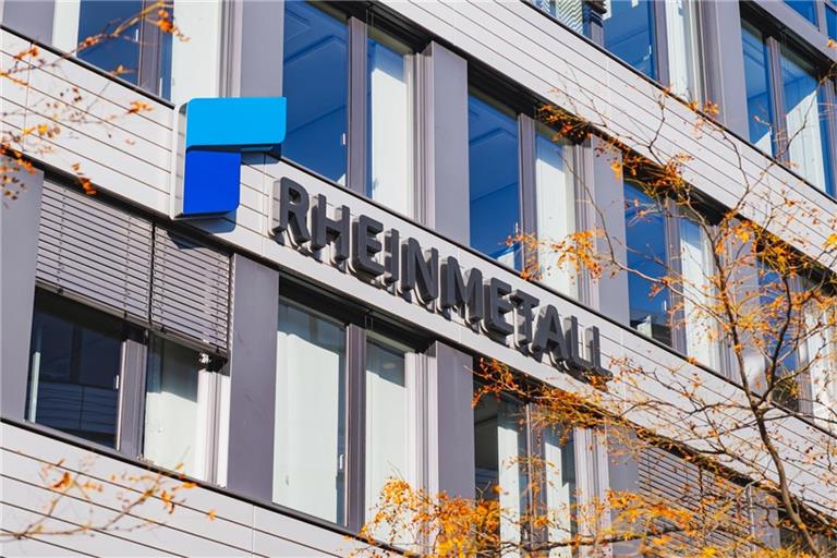 Die Rheinmetall-Aktie verliert trotz starker Auftragslage und positiver Analystenprognosen deutlich an Wert. Erfahren Sie, welche Faktoren den Kurs aktuell belasten und wie die Aussichten für Anleger sind.