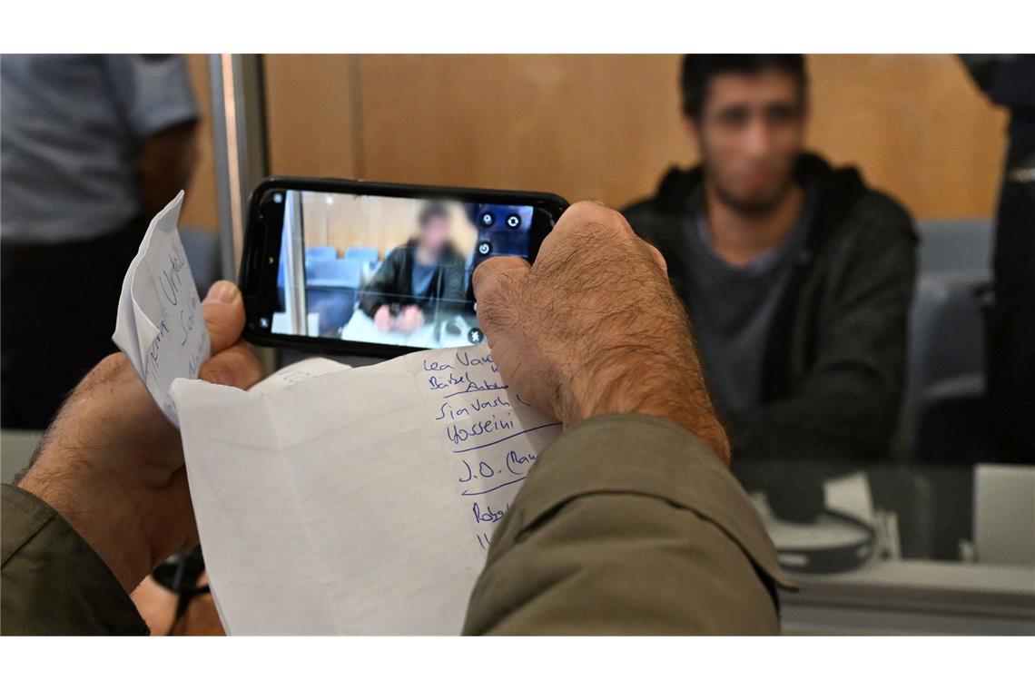 Die Richter verurteilten den Syrer zu lebenslanger Haft, stellten die besondere Schwere seiner Schuld fest und ordneten die anschließende Sicherungsverwahrung an.