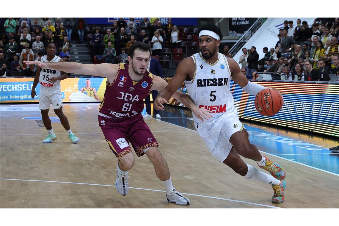 Warum die MHP Riesen Ludwigsburg erstmals an Dijon scheitern könnten Die Riesen um Justin Simon (re.) wollen im Rückspiel Revanche.