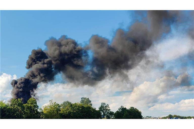 Die riesigen Rauchwolken des brennenden Lkws auf der A81 sind kilometerweit zu sehen.