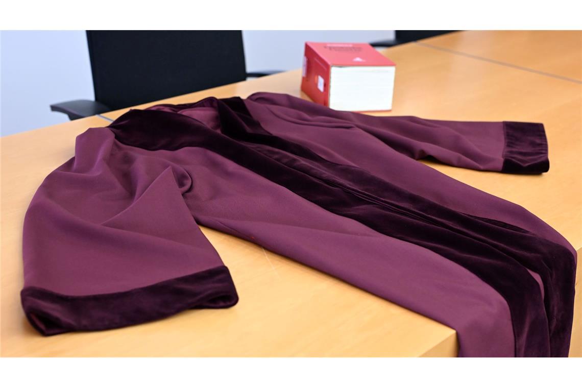 Die Robe zeichnet sich durch den tiefen Rot-Ton und den Samtbesatz an Ärmeln und Kragen aus.