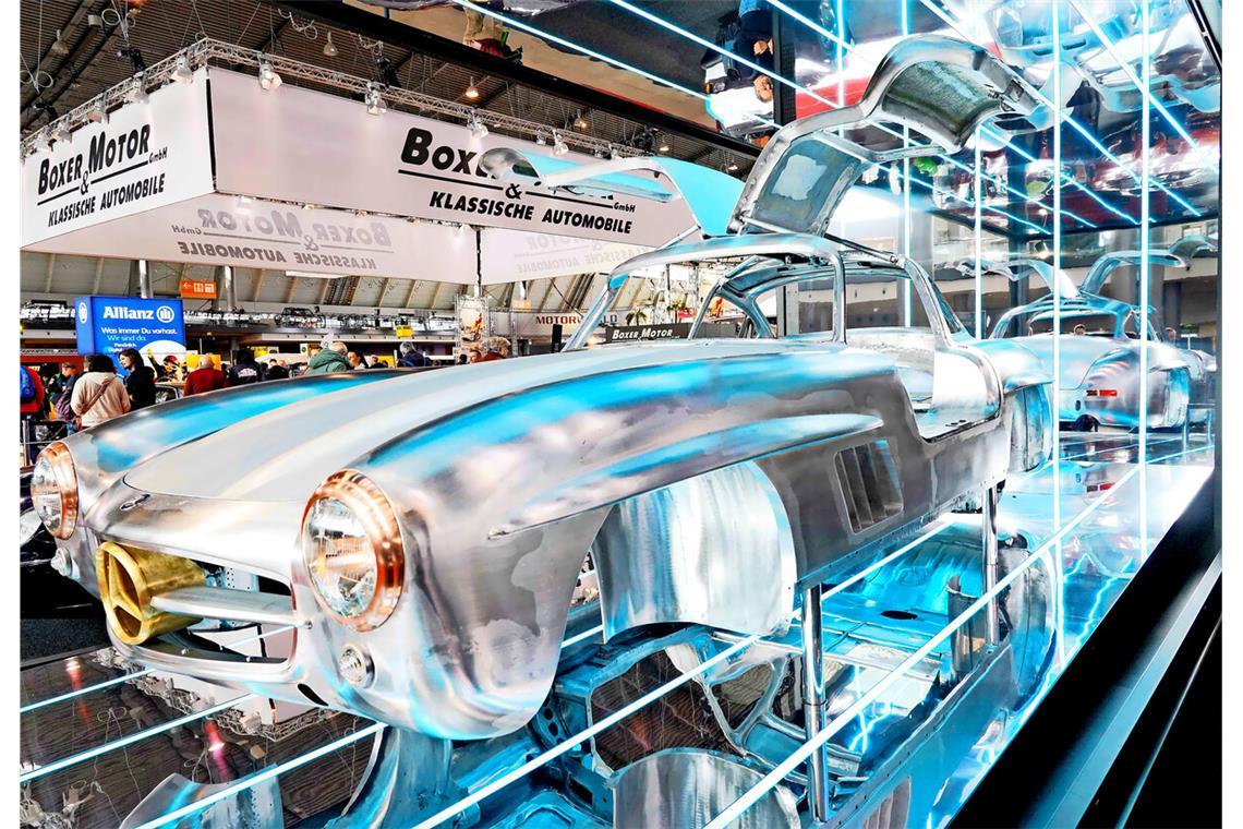 Einblicke in die Oldtimer-Werkstatt von Mercedes Die Rohkarosserie des Mercedes 300 SL W19 war einer der Höhepunkte der Retro Classics.