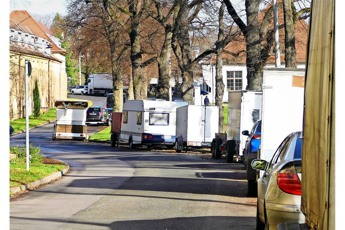 Die Rommelstraße in Bad Canstatt ist gesäumt von Wohnmobilen und Anhängern.
