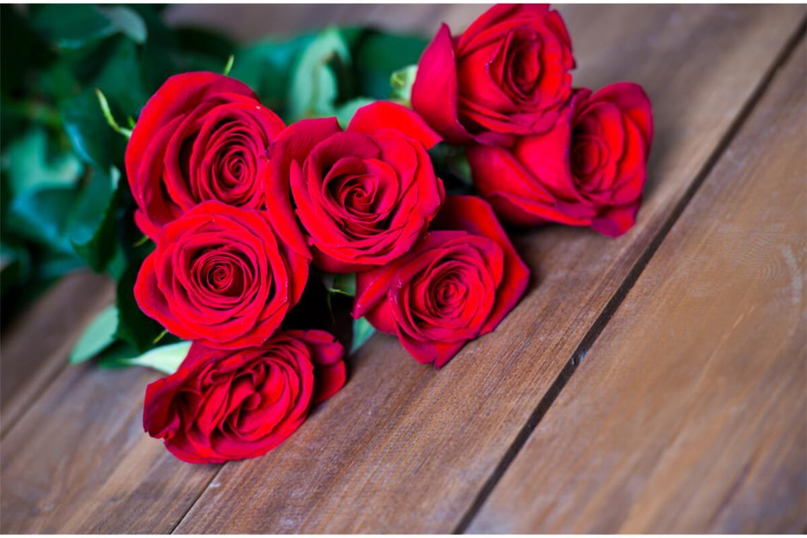 Das bedeutet die Anzahl der Rosen als Geschenk Die Rosen-Anzahl spielt eine wichtige Rolle für die Botschaft. Alles über die Bedeutung der Anzahl von Rosen als Geschenk finden Sie hier.