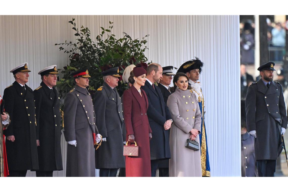 Kate und William begrüßen Emir von Katar zum Staatsbesuch Die Royals bei der zeremoniellen Begrüßung des Emirs von Katar und seiner Frau.