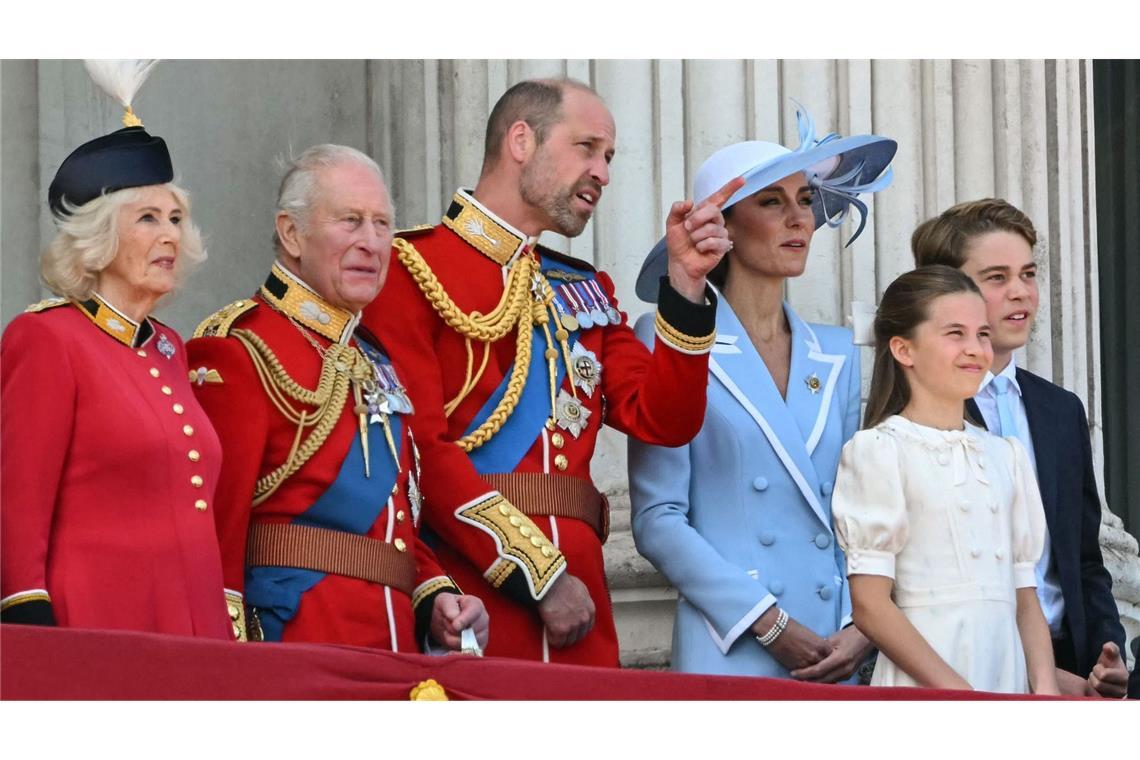 Die Royals beim „Fly Over“ - Prinzessin Kates zartblaues Mantelkleid ist ein klassisches Design aus dem Hause Catherine Walker - klare Linien, scharf geschnitten.