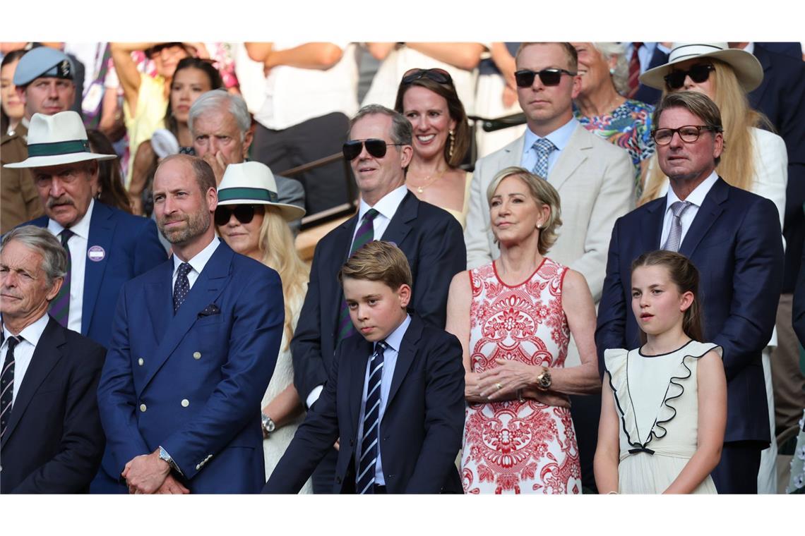 Die Royals hatten sich schick gemacht: William und George trugen Anzug, Charlotte ein wie für Wimbledon gemachtes Rüschenkleid.