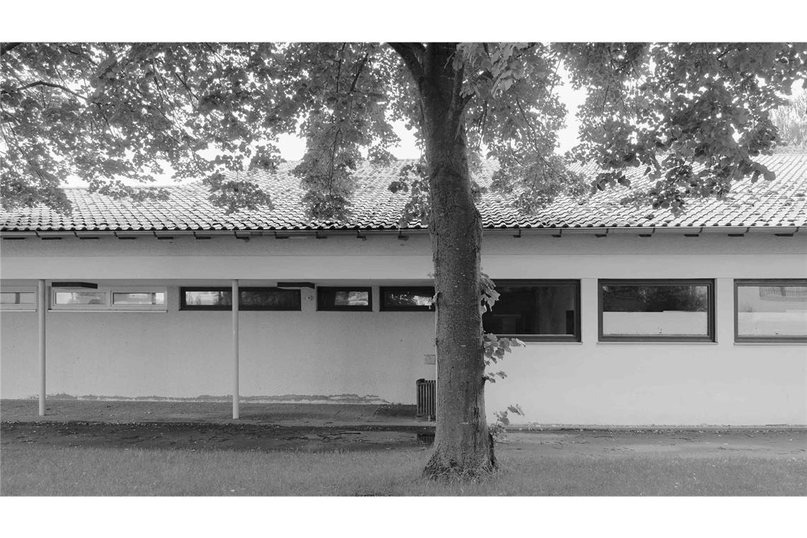 Junge Stuttgarter Architekten entwerfen ein Haus fürs ganze Dorf Die Rückseite vor dem Umbau und . . .