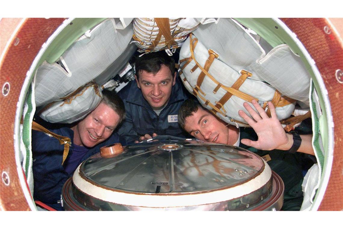 Die russischen Kosmonauten Juri Gidsenko (M) und Sergej Krikaljow (r) und der amerikanische Astronaut William Shepherd (l) posieren vor dem Abflug in der Sojus TM31-Rakete. (Archivbild)