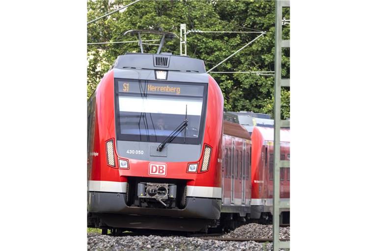 Die S1 könnte von Sommer 2027 an einmal die Stunde über Herrenberg hinaus bis Horb fahren. Die für die S-Bahn zuständige Region knüpft das an Bedingungen.