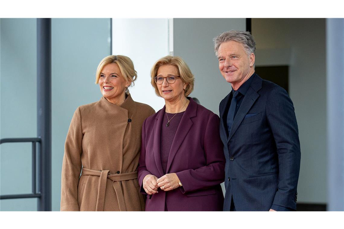 Promi-Paar Pilawa und Klöckner gemeinsam beim Einheitsfest Die saarländische Ministerpräsidentin und Bundesratspräsidentin Anke Rehlinger (SPD) (M.) begrüßt zum Tag der Deutschen Einheit in ihrem Land ein besonderes Paar: Bundestagspräsidentin Julia Klöckner (CDU) mit ihrem Lebensgefährten Jörg Pilawa.