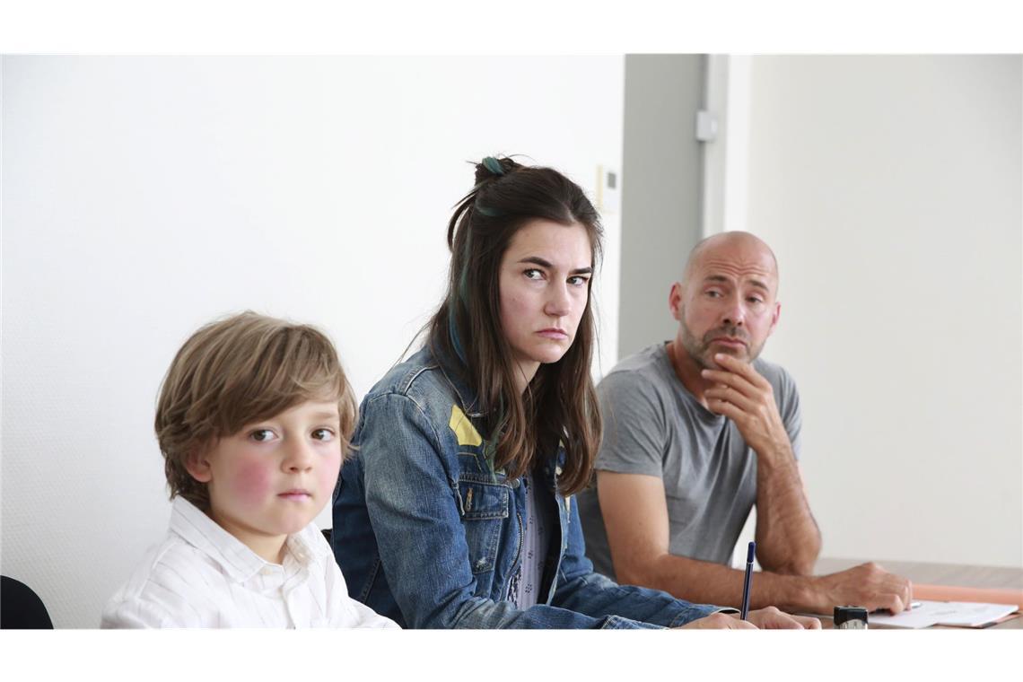 Die Sache vor dem Familiengericht läuft für Eva Hütter (Nadine Dubois) nicht gut. Gleich wird ihr das Sorgerecht für ihren Sohn  Benjamin (Lio Vonnemann, li.) abgesprochen.