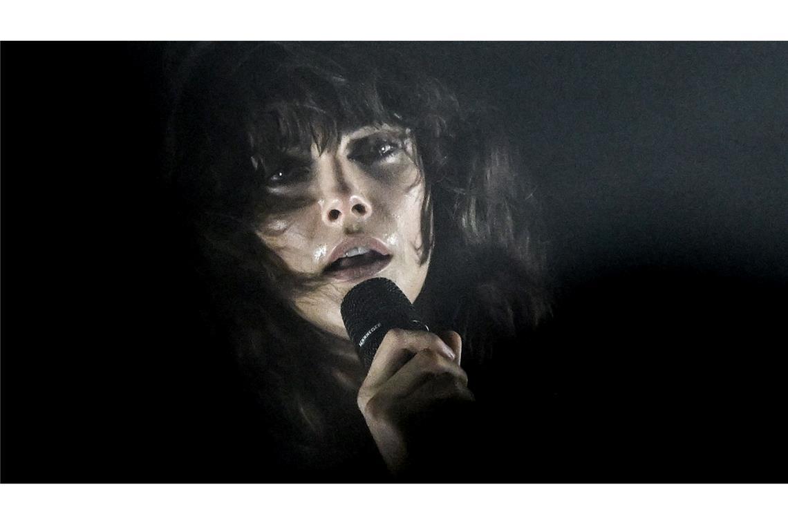 Die Sängerin Cara Delevingne steht im silent green Kulturquartier auf der Bühne.