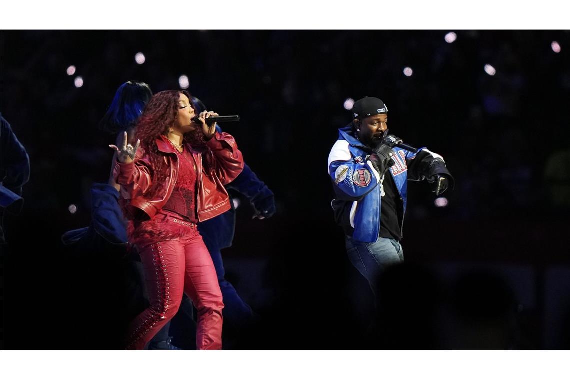 Zur Halbzeit gibt’s Kendrick Lamar – und kurz wird es auch politisch Die Sängerin SZA unterstützte Kendrick Lamar bei seinem Zehn-Minuten-Medley.