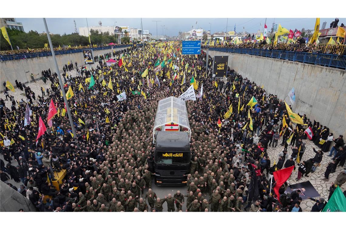 Bilder des Tages Die Särge des ehemaligen Hisbollah-Führers Nasrallah und des Hisbollah-Funktionärs Safi al-Din werden zu einer Beerdigungszeremonie durch Beirut gefahren.