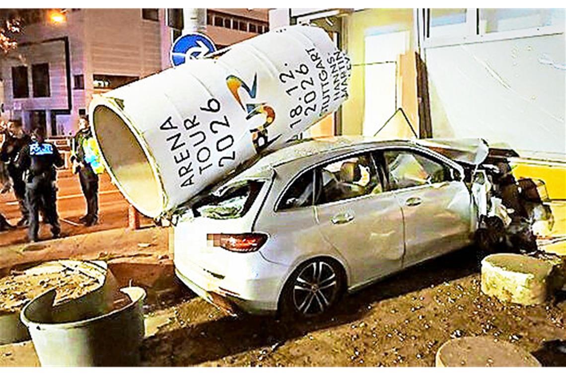 Litfaßsäule landet auf dem Autodach