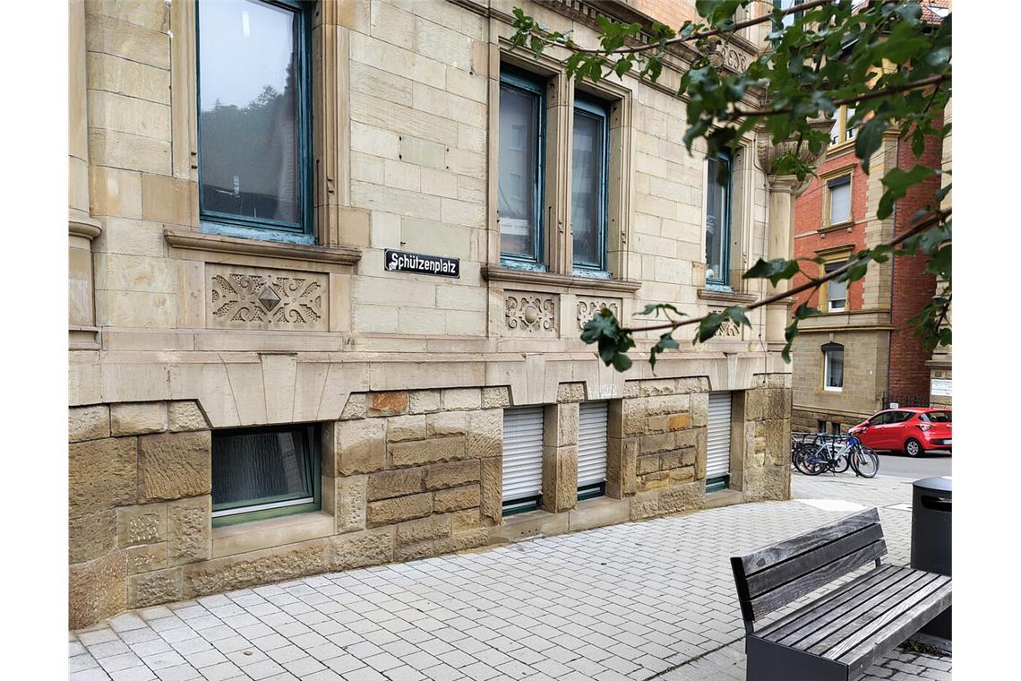 Feuchtigkeit durch Sickerbelag? Nun geht es um die Kosten Die Sandsteinmauer dieses Hauses am Stuttgarter Schützenplatz ist auch für Laien erkennbar feucht.