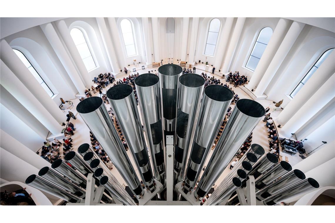 Bilder des Tages Die sanierte Klais-Orgel bei der Orgelweihe in der Sankt Hedwigs-Kathedrale in Berlin.