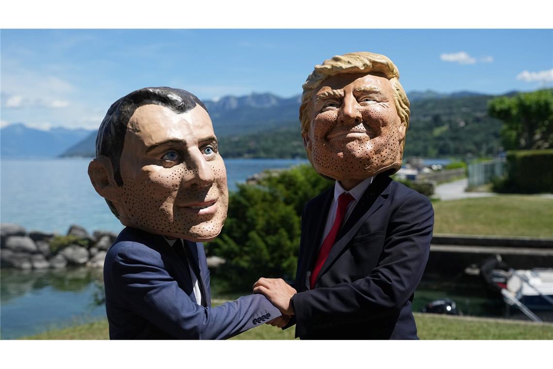 Die satirischen "Riesenköpfe" der G7-Staats- und Regierungschefs von Oxfam, die den französischen Präsidenten Emmanuel Macron (l) und US-Präsident Donald Trump darstellen, stehen in Evian-les-Bains, im Vorfeld des G7-Gipfels, der vom 15. bis 17. Juni in Frankreich stattfinden soll.