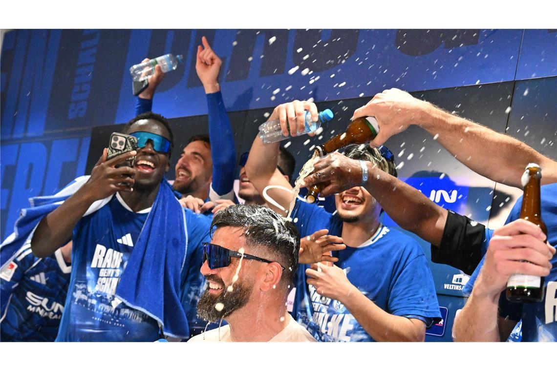 Die Schalker feiern den Bundesliga-Aufstieg ausgelassen.