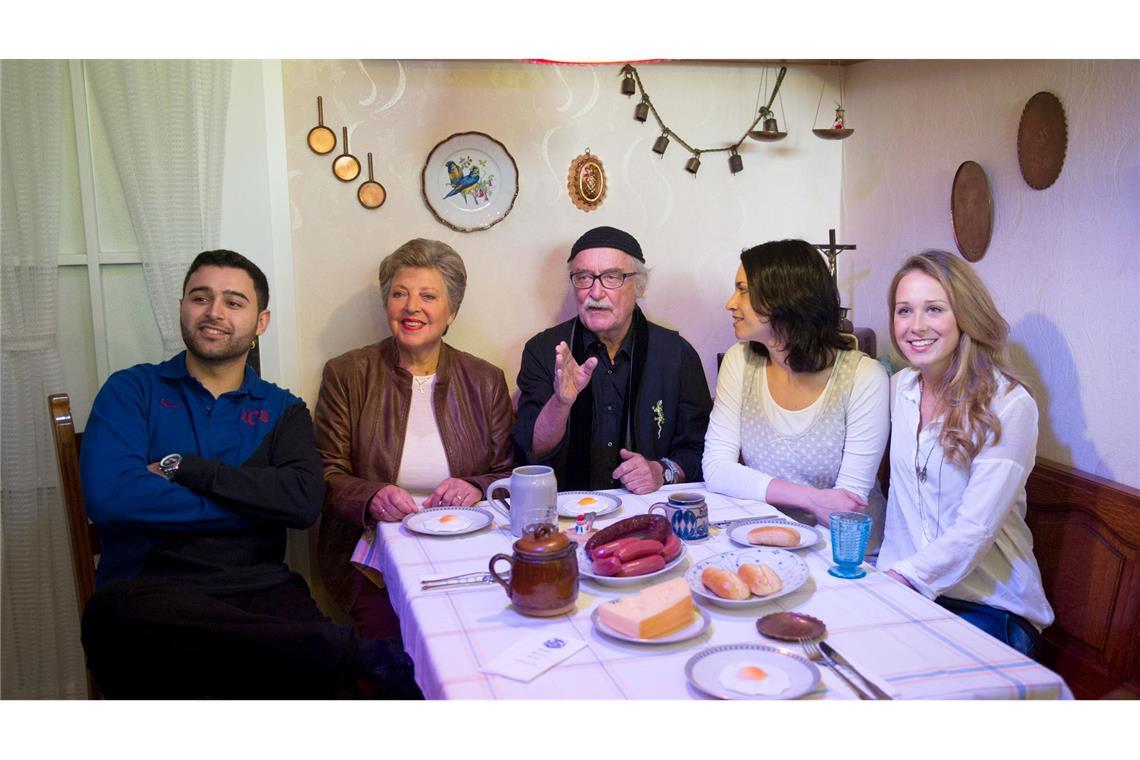 Vor fünf Jahren endete die "Lindenstraße" Die Schauspieler Hüseyin Ekici (Orkan Kortuglu), Marie-Luise Marjan (Helga Beimer), der Produzent der Fernsehserie "Lindenstraße", Hans W. Geißendörfer, und die Schauspielerinnen Daniela Bette (Angelina Buchstab) und Clara Dolny (Josi Stadler) sitzen in Speyer im Museum Wilhelmsbau am Technik Museum in der Originalkulisse der Wohnküche der "Lindenstraße"-Hausmeisterin Else Kling.