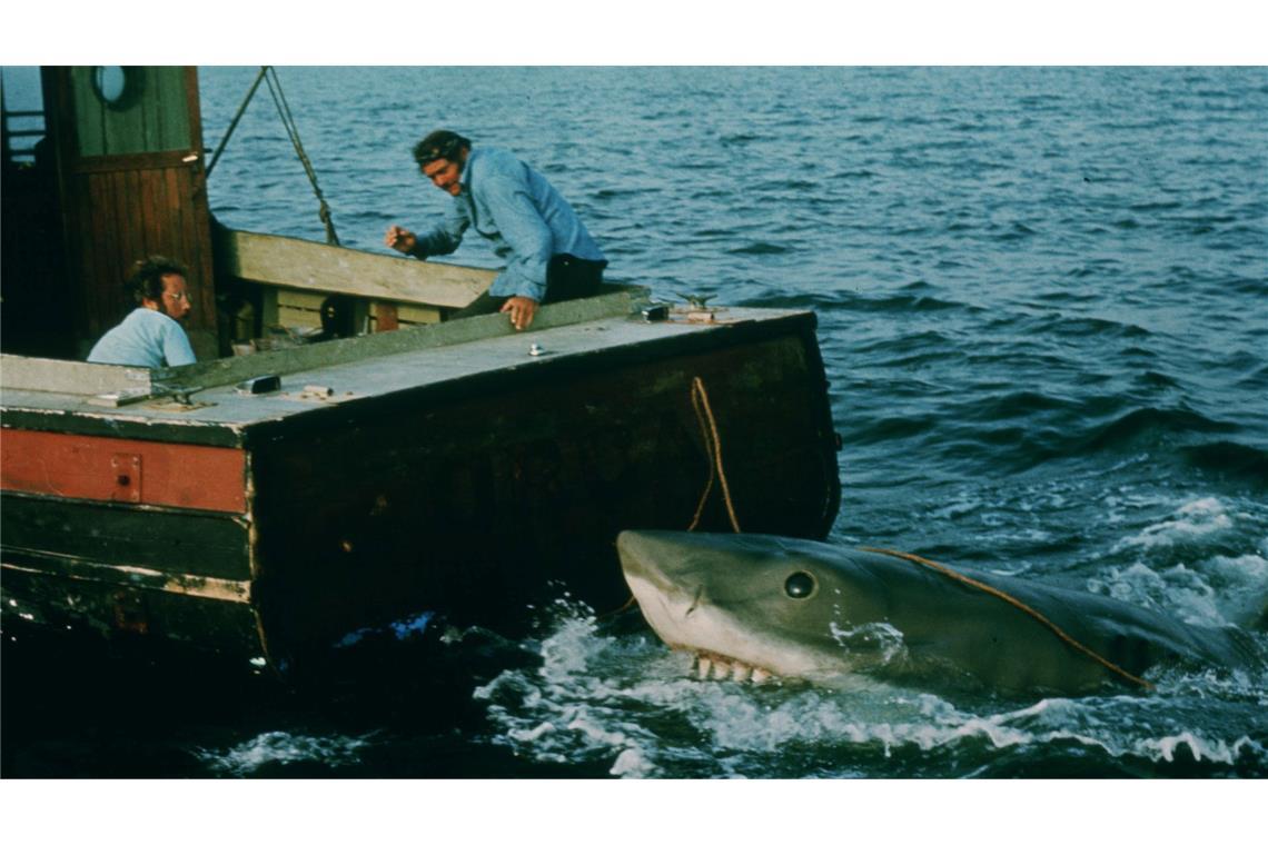 Die Schauspieler Richard Dreyfuss (links) als Meeresbiologe und Robert Shaw (rechts) als Haifänger Quint in einer Szene des Film "Der weiße Hai" von Universal. Zum 50. Leinwandjubiläum bringt Universal Pictures den Film dieses Jahr auch in ausgewählte Kinos zurück.