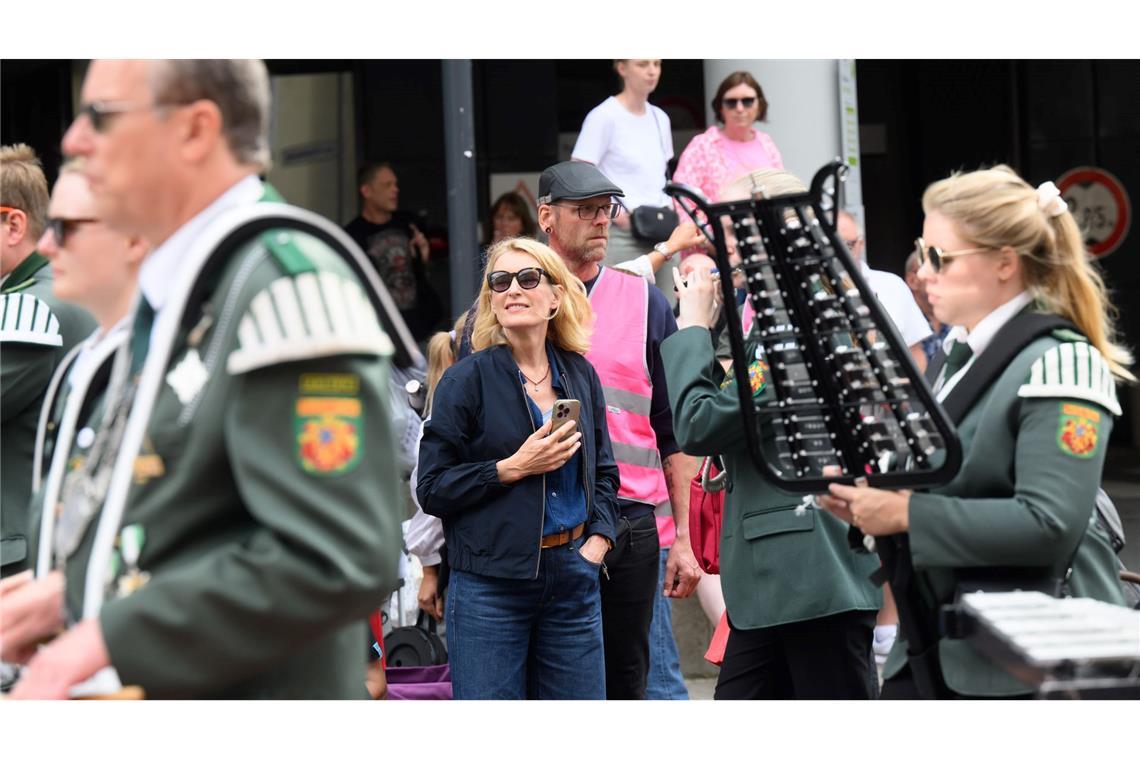 Furtwängler dreht "Tatort" mitten im Schützenausmarsch Die Schauspielerin Maria Furtwängler (M) steht bei einer Drehpause für einen neuen "Tatort" inmitten des realen Schützenausmarsches.