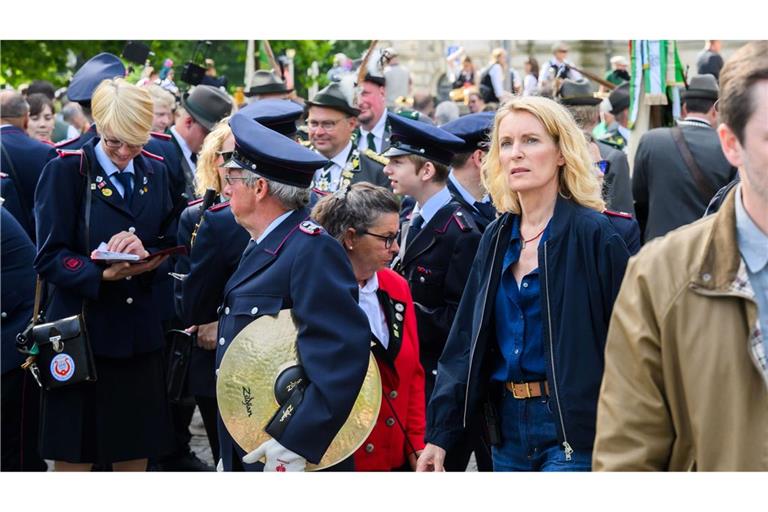 Die Schauspielerin Maria Furtwängler steht bei Dreharbeiten für einen neuen fiktiven „Tatort“ inmitten des realen Schützenausmarsches am Neuen Rathaus.